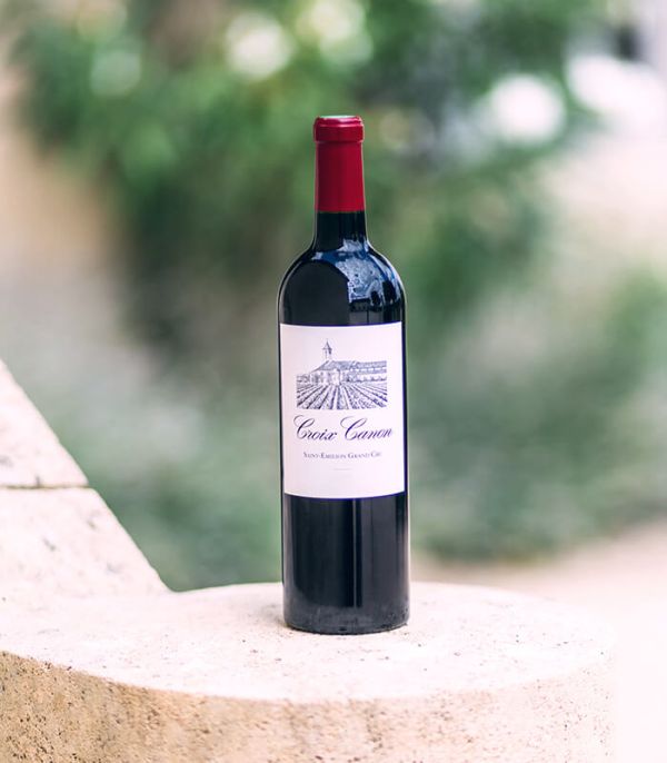 Bouteille de Croix Canon posée sur un mur