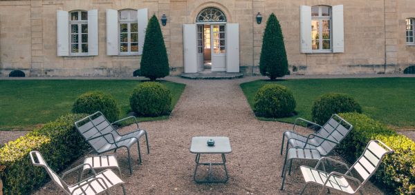 Garden with chairs in front of the Château