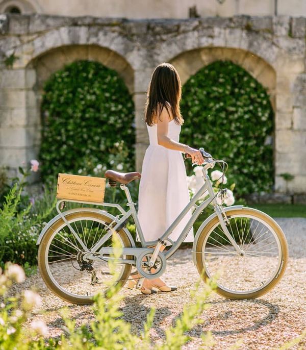 Part of the Château Canon building and its gardens